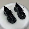 Sapatos loafer de sola macia e sola grossa estilo britânico para mulheres, nova moda outono 2026, sapatos pequenos de couro simples, sapatos de salto único versáteis para aumentar a altura