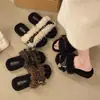 Chinelos de lã de cordeiro com abertura nos dedos 2026, fivela de pelúcia, sola plana, de uma tira, moda feminina para uso externo, estilo coreano, outono/inverno