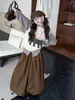 Conjunto de Estilo Artístico para Niñas Colección Otoño 2026 Nuevo: Camisa a cuadros, Chaleco con bordado de gato, Pantalones de linterna para niños mayores