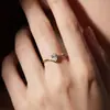 Anel de Zircônia Banhado a Ouro 18K em Formato de Onda Ultra Fina para Mulheres, Anel Simples Estilo Ins para Dedo Indicador, Design de Nicho de Luxo Leve