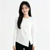 Nova coleção de outono: design exclusivo, corte justo, top de base assimétrico para mulheres, com um corte de ombro que valoriza, um efeito emagrecedor e estilo de camiseta elegante de manga longa.