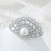 Broche de Costas Vazadas com Borda em Concha Popular de Luxo Leve Liga de Cobre Zircônia Microincrustada Pérola de Água Doce Broche de Lapela Elegante para Mulheres
