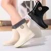 Botas de lluvia, zapatos de agua impermeables y antideslizantes de moda, botas de lluvia para adultos, zapatos de goma forrados de vellón, altura hasta la pantorrilla, adecuados para uso en exteriores, uso en la cocina y trabajo de mujer