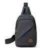 Bolso cruzado elegante y ligero para hombre, una riñonera deportiva, mochila pequeña impermeable de un solo hombro, adecuada para viajes casuales y para llevar un teléfono
