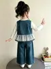 Conjunto de tres piezas de mezclilla con encaje de doble botonadura para niñas coreanas, nuevo atuendo estilo escolar de otoño 2026, ropa infantil elegante al por mayor