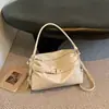 Nova coleção de outono: bolsa de ombro minimalista com grande capacidade, apresentando um design de luxo leve e retrô, adequada para carregar sob o braço, estilo coreano, 2026