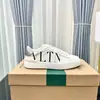 Nuevos Zapatos Deportivos Blancos Versátiles de Estilo Europeo de Primavera Zapatos Blancos Casuales de Lujo con Tachuelas Unisex de Caña Baja Zapatos Transfronterizos