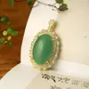 Colgante de aventurina verde natural, jade de seda dorada de Xinjiang, jade blanco, cobre plateado con incrustaciones de cabujón cadena para suéter colgante al por mayor