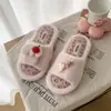 Chinelos de pelúcia para mulheres, para usar ao ar livre no outono e inverno, chinelos quentes de algodão com sola grossa, chinelos planos de desenho animado para casa, tamanho grande