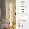Lámpara de falda de hierba lámpara de pie sala de estar moderna minimalista lámpara decorativa para sofá dormitorio lámpara de mesita de noche lámpara de luz y sombra vertical