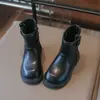 Outono 2026 Novos Sapatos Infantis Moda Fivela de Metal Botas Casuais Martin para Meninas Zíper Lateral Retrô Botas da Moda para Meninos