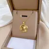 Colar com Pingente Redondo de Pica-pau em Aço Titânio, Luxuoso e Elegante, Totalmente Adornado com Diamantes, Corrente Versátil para Clavícula para Mulheres, Corrente de Aço Titânio