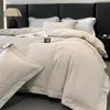 Suavidad Nublada Juego de Cama de Cuatro Piezas Bordado de Algodón de Doble Cara de 60 Hilos, Encaje de Color Sólido, Funda de Edredón de Algodón Puro, Sábana, Colcha Bordada