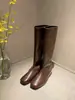 Versão em couro do mesmo estilo da Mom Uva, botas femininas versáteis macias e finas com 4cm de altura, botas longas de bico quadrado baixo