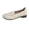 Mocasines de cuero suave suela blanda para mujer 2026 otoño nuevo huecos transpirables boca poco profunda zapatos de un solo color retro slip-on zapatos pequeños de cuero
