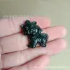 Directo de fábrica Jade de tinta natural de Xinjiang colgante de dibujos animados doce signos del zodíaco Rey de la Medicina talla en piedra colgante pequeño boutique venta al por mayor