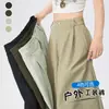 Foto real de pantalones casuales de pierna ancha con corte curvo, versátiles y estilizan la figura para mujer, finos, holgados, fluidos, estilo workwear, pantalones de secado rápido, primavera/verano 2026