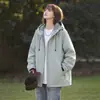 Jaqueta corta-vento de softshell forrada com fleece de marca para mulheres, novo estilo outono/inverno, com capuz, para atividades ao ar livre, à prova de vento, plus size, caimento solto