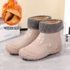Compra uno, llévate otro gratis: botas de lluvia de moda para adultos para uso en exteriores, uso en la cocina y botas de goma ligeras, antideslizantes y cálidas hasta la pantorrilla para mujer con forro de vellón