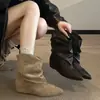 Novas Botas Curtas Versáteis com Salto Escondido Moda Feminina Botas de Cano Curto Europeias Americanas Botas de Outono franzidas plissadas bico fino 2026 Tecido