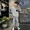 Conjunto de Roupa Masculina para Primavera 2026 Novo Estilo Moletom Esportivo Outono Meio-Grande Roupas Infantis Estilo Primavera/Outono Conjunto de Duas Peças Legal e Bonito