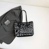 Bolso de lona con grafiti para mujer, nuevo bolso de hombro informal de 2024, combinable, de gran capacidad, para estudiantes y viajeros.