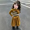 Traje de dos piezas falso a rayas para niñas estilo coreano, modelo de primavera y otoño, nuevo atuendo de moda 2026 para niñas pequeñas