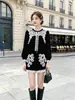 Conjunto de veludo com renda francesa para outono e inverno para mulheres, apresentando um top e shorts estilo corte retrô, um conjunto de duas peças que realça sua figura e cria um efeito emagrecedor.