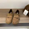 2025 Sapatos de Couro Esculpido Barroco Estilo Britânico Retrô Novos Mocassins Brogue Versáteis com Forro de Lã