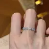 Impresionante anillo de diamantes vintage, diseño de nicho retro exquisito de lujo ligero con un toque de alta gama y artesanía intrincada
