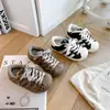 Zapatillas casuales para niños 2026 otoño e invierno de moda versátiles nuevas con estampado de leopardo puntera de concha para niños zapatillas resistentes a la suciedad para niñas