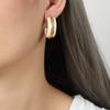 Moda estilo Hong Kong simple personalidad nicho joyería textura martillada diseño esmalte bicolor acero titanio chapado en oro aretes en forma de C