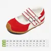 Zapatillas Snuffy para Niñas Modelo Año Nuevo 2026 Rojas Zapatos de Entrenamiento Alemanes para Niños Zapatos Casuales Bajos Transpirables de Suela Suave