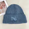 Gorro de Lana Versátil Estilo Coreano Bordado con Letras para Mujer Invierno Cálido Protección para las Orejas Gorro de Punto Pulóver Gorro Grueso a Prueba de Frío