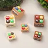 Accesorios de resina DIY de dibujos animados Caja M&M's Dijes para zapatos Juguetes de comida en miniatura Pinzas para el cabello Llaveros Colgantes Accesorios