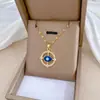 [Acero de titanio] Collar elegante y hermoso de lujo con ojos redondos, cadena de clavícula de acero de titanio para mujer con diamantes de imitación rojos.