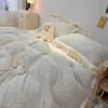Estilo Renda Estilo Princesa Esculpido Leite Fleece Conjunto de Quatro Peças Totalmente Fosco Espessado Quente Adicionado Capa de Edredom Fleece Estilo Creme Lençol de Cama