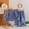 Ropa para Niños Primavera y Otoño Estilo Nuevo Coreano 2026 Fresco y con Estilo para Niños Conjunto de Tres Piezas de Mezclilla con Bolsillo y Letras Desgastadas Retro para Bebés y Niños