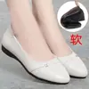 Zapatos de tacón plano para mujer 2026 otoño nuevo estilo zapatos de conducir suela blanda no cansan los pies zapatos de trabajo punta redonda boca poco profunda zapatos para madre de mediana edad