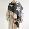 Nueva Colección Otoño/Invierno 2026: Bufanda Jacquard Floral de Cuatro Hojas, Chal Multifuncional de Alta Gama para Mujer para Viajes y Ropa de Abrigo, Imitación Cachemir