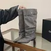Botas Longas Chuyuji com Salto Grosso, Bico Fino Plissado para Mulheres, Novo Estilo Outono/Inverno 2026, Botas de Equitação com Cano Largo e Fivela de Cinto