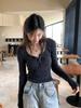 Camiseta básica de manga larga con cuello en U, corte ajustado y botones cepillados para mujer, adecuada para primavera, otoño e invierno, top moderno y versátil