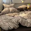 Conjunto de cama de quatro peças em gaze de camada dupla estilo nórdico, adequado para dormitórios estudantis, camas de solteiro ou casal, incluindo uma capa de edredom e um lençol de cama, e pode ser usado em todas as quatro estações