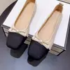 Mismo estilo que la boutique, zapatos planos de punta cuadrada para mujer con un diseño elegante, nuevos mocasines poco profundos de cuero suave estilo francés 2026 para mujer