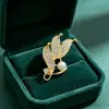 Broche de hoja de oro de lujo ligero con perla, incrustaciones completas de diamante, pasador de diamante, accesorios de decoración de solapa para traje y abrigo de alta gama