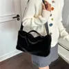 Bolsa de Mão Veludo Pelúcia Retrô Feminina Outono/Inverno 2026 Nova Patchwork Couro Bolsa de Axila Grande Capacidade Bolsa de Ombro Transversal de Pelo