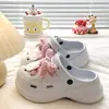Tamancos femininos de plataforma com sola grossa para uso externo, macios e fofos, confortáveis para o uso casual de verão, com sensação de pisar em fezes, chinelos fechados de EVA