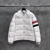 TB Tom Winter Manga Izquierda Raya Roja Blanca Azul Chaqueta de Plumas Abrigo Casual para Hombres y Mujeres Abrigo de Plumas Cálido Versátil