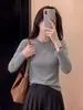 Camiseta básica feminina cinza floral de gola redonda e manga longa, nova coleção outono 2026, corte justo, estilosa e versátil para usar em camadas ou sozinha.