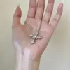 Colar Pingente Cruzado de Diamante Lapidado de Forma Especial Modelo Novo 2026 Luxo Leve Exquisito Design de Nicho Corrente de Clavícula Personalizável